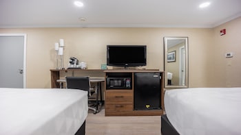 Standard Room, 2 Double Beds, Accessible Bathtub (Mobility)