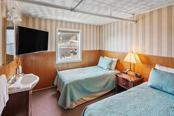 Historic 2 Twin w/ Shared Bathroom, No Elevator