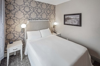 Deluxe Queen Economy Room