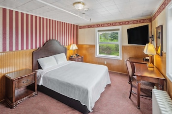 Historic Queen w/ Shared Bathroom, No Elevator