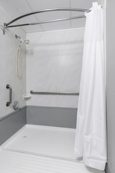 Deluxe Room, 1 Queen Bed (Accessible)
