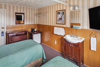 Historic 2 Twin w/ Shared Bathroom, No Elevator