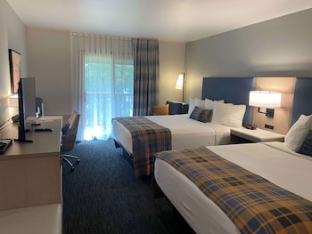 Standard Room, 2 Queen Beds, Balcony, Lake View