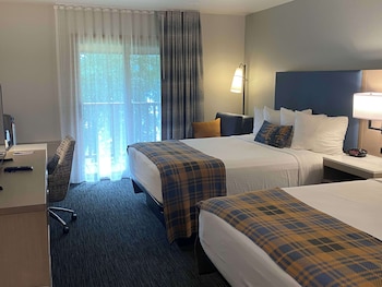 Standard Room, 2 Queen Beds, Balcony, Lake View