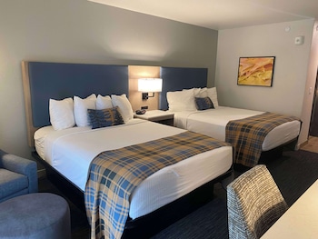 Standard Room, 2 Queen Beds, Balcony, Lake View