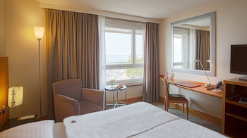Deluxe Room, 1 Queen Bed, Lake View
