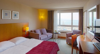 Deluxe Room, 1 Queen Bed, Lake View