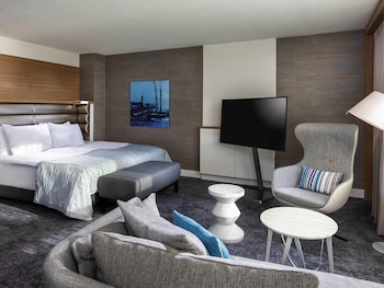 Suite, 1 King Bed, Lake View