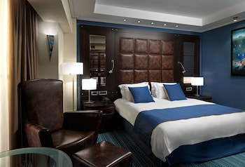 Junior Suite, 1 King Bed (Living Area)