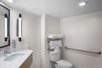 Room, 2 Queen Beds, Accessible (Mobility & Roll-in Showe)
