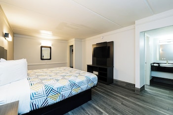 1 King Bed | ADA/RI Shower, Smoking