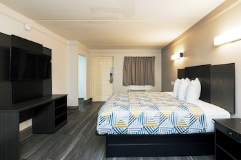 1 King Bed | Smoking