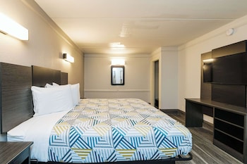 1 King Bed | Micfridge