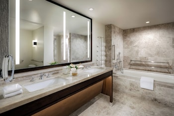 Fairmont, Suite, 1 King and 1 Sofa Bed, Mobility Accessible, Tub with grab bars