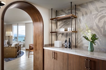 Panoramic Suite, 1 Bedroom, Kilohana Corner Suite, (1 King Bed)