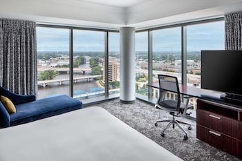 Luxury Suite, 1 King Bed with Sofa bed, Non Smoking, Tower