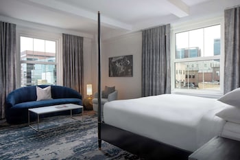 Luxury Suite, 1 King Bed, Non Smoking (Plaza)