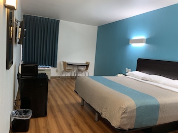 Standard Room, 1 King Bed, Accessible, Non Smoking