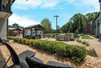 Standard Room, 2 Queen Beds, Patio, Pool View (1st Floor)