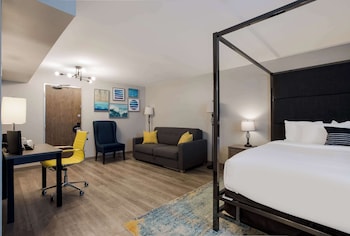 Suite, 1 King Bed, Non Smoking, Refrigerator & Microwave (Larger Room)