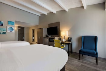 Standard Room, 2 Queen Beds, Patio, Pool View (1st Floor)