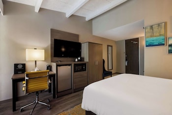 Standard Room, 1 Queen Bed, Non Smoking, Patio