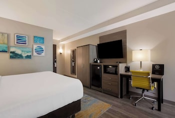 Standard Room, 1 King Bed, Patio, Pool View