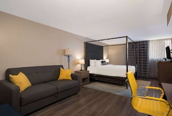 Suite, 1 King Bed, Non Smoking, Refrigerator & Microwave (Larger Room)