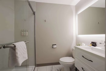 Standard Room, 1 Queen Bed, Non Smoking, Patio