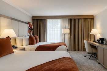 Room, 2 Queen Beds, Balcony, Mountain View