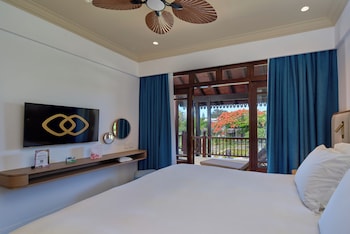 Suite, 1 King Bed, Balcony, Garden View (Prestige)