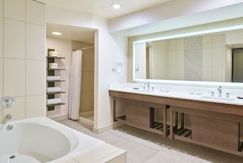 Executive Suite, Multiple Beds, Corner