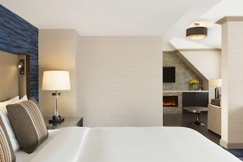 Suite, 1 King Bed (Alpine)