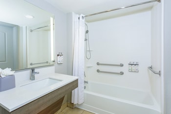 Standard Room, 1 King Bed, Accessible Bathtub, Oceanfront (Accessible Tub)