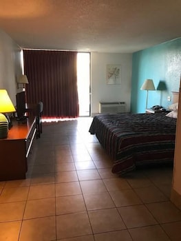 Room, 1 King Bed, Smoking