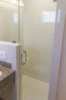 Standard Room, 1 King Bed, Accessible, Non Smoking (Roll-in Shower)