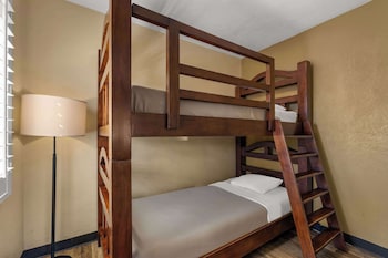 Deluxe Room, 1 King Bed and Bunk Bed, Non Smoking