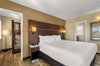 Deluxe Room, 1 King Bed and Bunk Bed, Non Smoking
