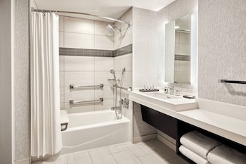 Room, 1 King Bed, City View (Mobility/Hearing Accessible, Tub)