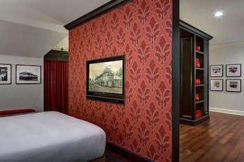 Grand Hall 1 King Luxury Suite Fountain View, Club Lounge Access