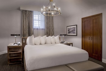 Grand Hall 1 King Luxury Suite Fountain View, Club Lounge Access