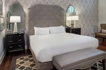 Grand Hall 1 King Luxury, Mobility Accessible with Bathtub, Club Lounge Access