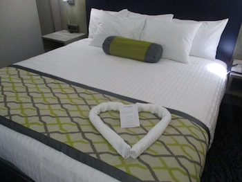 Suite, 1 King Bed, Non Smoking, Jetted Tub (with Sofabed)
