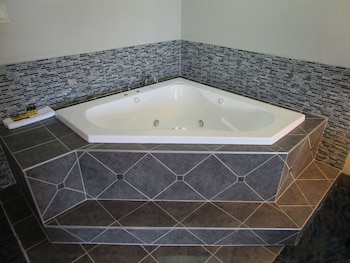 Suite, 1 King Bed, Non Smoking, Jetted Tub (with Sofabed)
