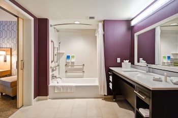 Studio, 1 King Bed, Accessible, Bathtub
