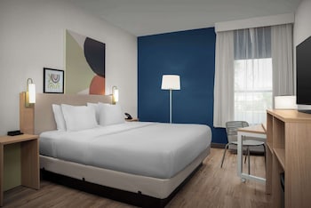 Room, 1 King Bed, Roll-in Shower (Mobility & Hearing)