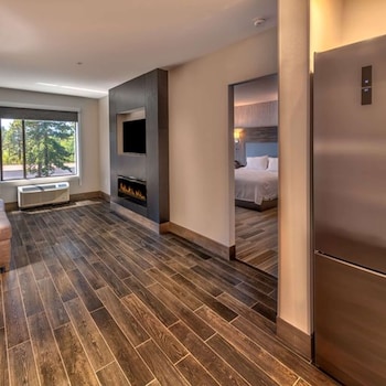 Suite, 1 King Bed, Accessible (Mobility & Hearing, Roll-in Shower)