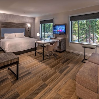 Studio, 1 King Bed, Refrigerator & Microwave (Wet bar)