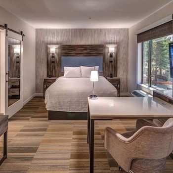 Studio, 1 King Bed, Refrigerator & Microwave (Wet bar)