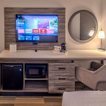 Room, 2 Queen Beds, Refrigerator & Microwave